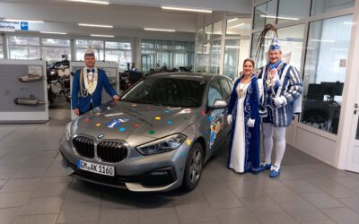Karnevalistische Fahrzeugübergabe bei BMW Kaltenbach