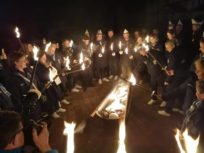 Der Nubbel musste dran glauben…

Traditionell am Veilchendienstag lud der Karnevalsverein Bielstein seine
Mitglieder zur Auskleidung und anschließender Nubbelverbrennung in die Hofburg ein.
Nach einigen Begrüßungsworten durch Präsident Tobias Rhode folgte die tränenreiche Abschiedsrede des Prinzenpaares. Es wurde allen Mitgliedern für
die Unterstützung in der Session gedankt. Einen besonderen Dank gab es für das Gefolge, welches immer verlässlich hinter den Tollitäten stand.
Auch in diesem Jahr ließ es sich „König“ Daniel Theil nicht nehmen mit seiner Frau seine humorvolle Sicht auf die Session in Form einer Reimrede zu
präsentieren. Nach der Überreichung einiger Präsente stand schlussendlich die Auskleidung
an, die ein letztes Mal durch die Adjutanten durchgeführt wurde. Deutlich zu erkennen auf der Unterwäsche war, das „das Ornat leider in die
Reinigung muss“. Nach einer kleinen Stärkung ging es dann dem Nubbel an den Kragen. Wie üblich, musste er nun für die begangenen Sünden der Jecken in der
vergangenen Session büßen.
Nach einem Trauermarsch einmal rund um die Kirche in Drabenderhöhe war dem „Jung“ dann leider nicht mehr zu helfen und er ging lichterloh vor der
Hofburg in Flammen auf. Dem Feuerschein nach zu urteilen, waren wohl nicht alle Jecken so ganz brav gewesen…Abschließend wurde noch, bei dem ein oder anderen kühlen Getränk, auf die
schöne, abgelaufene Session zurückgeblickt.
Aber… nach der Session ist vor der Session…

Bielstein Kapaaf 🥳
